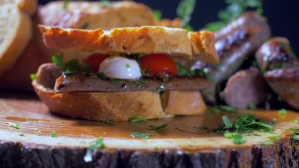 Um delicioso sanduíche com salsichas em uma tábua de madeira — Vídeo de Stock