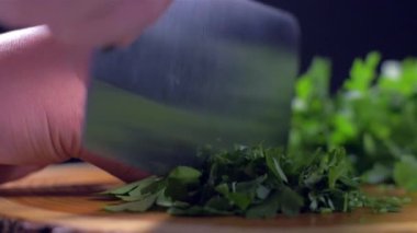 Bir cleaver bıçak ile maydanoz dilimleme