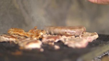 Açık havada ızgara üzerinde et açma