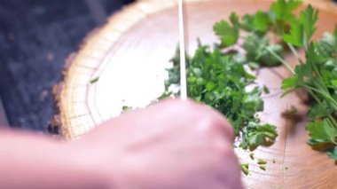 Bir cleaver bıçak ile maydanoz dilimleme