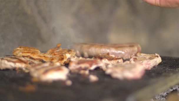 Encender la carne en la parrilla al aire libre — Vídeos de Stock