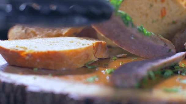 Вкусный сэндвич с сосисками на деревянной доске — стоковое видео