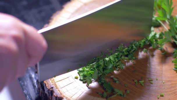Skivning persilja med en Cleaver kniv — Stockvideo