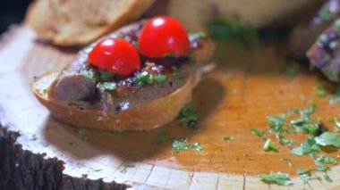 Ahşap bir tahta üzerinde sosis ile lezzetli bir sandviç