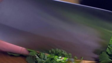 Bir cleaver bıçak ile maydanoz dilimleme