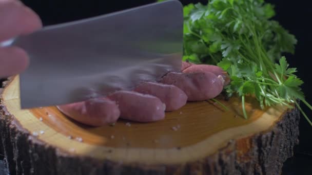 Découpe de saucisses crues tombe sur la planche de bois avec couteau de coupe — Video