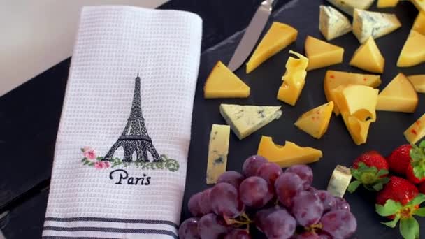 Romantisches Mittagessen in Paris. verschiedene Käsesorten auf schwarzem Stein und Champagner — Stockvideo