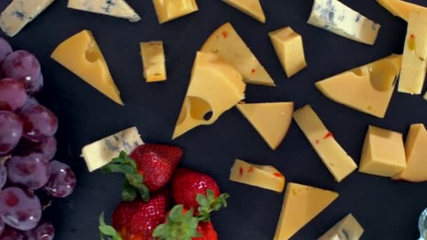 Différents types de fromages sur pierre noire look très appétissant — Video