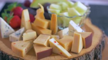 Ahşap bir tahta üzerinde peynir farklı bir daire içinde dönen vardır