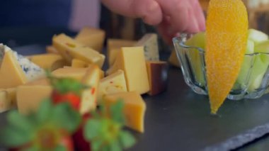 Siyah bir taş üzerinde peynir farklı türde güzel düzenleme