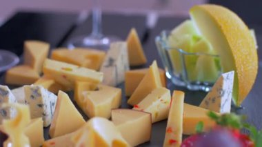 Siyah taş üzerinde peynir farklı çok iştah açıcı bakmak