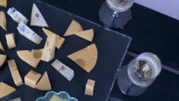 Pranzo romantico con diversi tipi di formaggio . — Video Stock