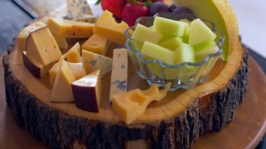 Ahşap bir tahta üzerinde peynir farklı türde güzel düzenleme