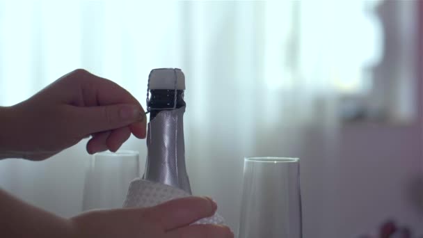 Close-up van een open fles Champagne — Stockvideo