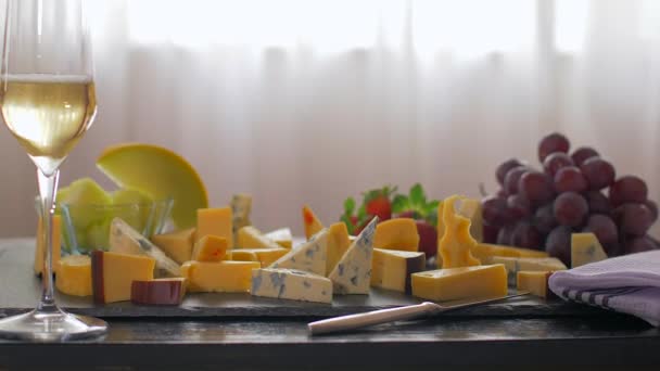 Déjeuner romantique avec différents types de fromage . — Video