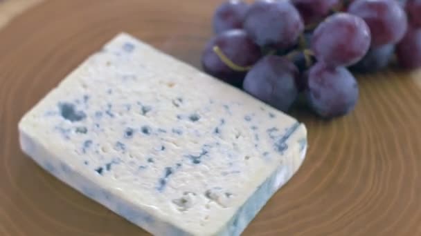 Blue cheese on a wooden board — Stock Video