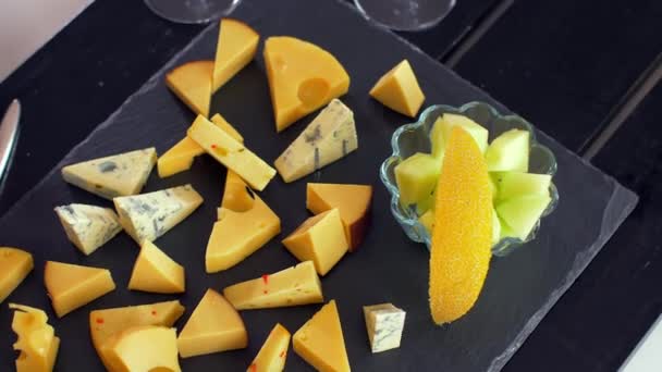 A különböző típusú sajtok fekete kő néz ki, nagyon étvágygerjesztő — Stock videók