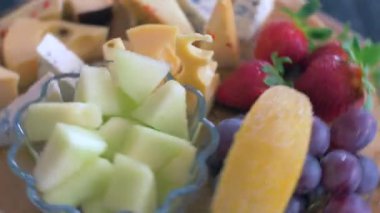 Ahşap bir tahta üzerinde peynir farklı bir daire içinde dönen vardır