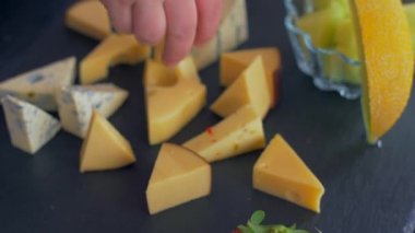 Siyah bir taş üzerinde peynir farklı türde güzel düzenleme