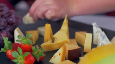 Siyah bir taş üzerinde peynir farklı türde güzel düzenleme