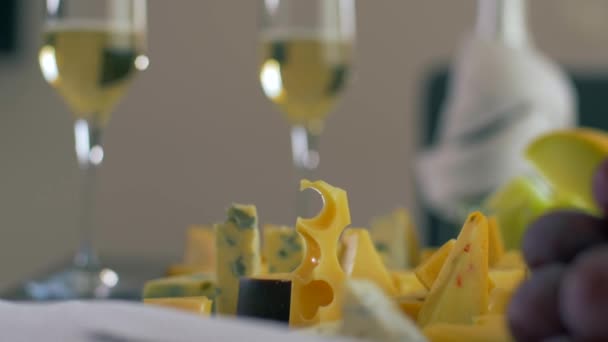 Romantische lunch met verschillende soorten kaas. — Stockvideo