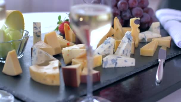 Romantisk lunch med olika typer av ost. — Stockvideo