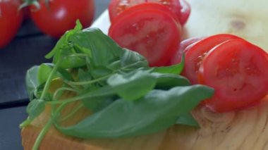 Ahşap kesme tahtasıüzerinde domates kesme eller 