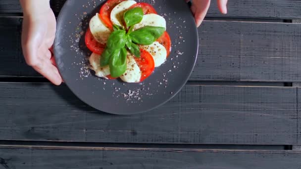 Servirea salata Caprese pe un fundal negru. Foarte apetisant — Videoclip de stoc