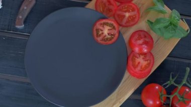 Siyah tabakta caprese salatası. Siyah arka plan