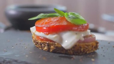 Lezzetli bir yumurta sandviç bir daire içinde döner. Yemeğinizin tadını çıkarın