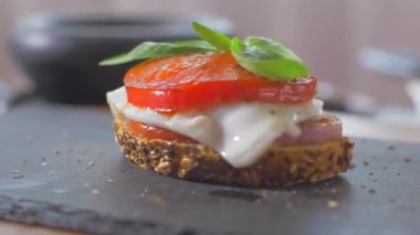 Lezzetli bir yumurta sandviç bir daire içinde döner. Yemeğinizin tadını çıkarın