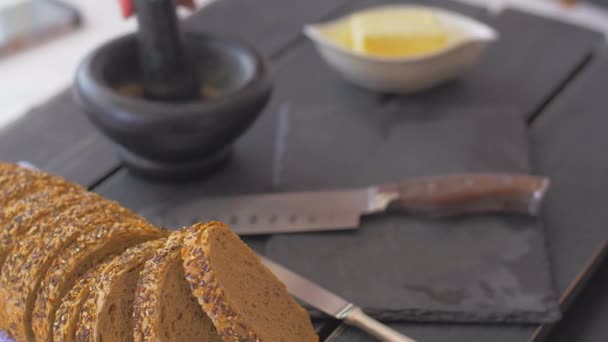 Smaczny chleb pełnoziarnisty na czarnym tle — Wideo stockowe
