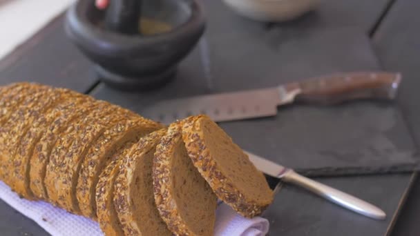 Siyah bir arka plan üzerinde lezzetli tam tahıllı ekmek — Stok video