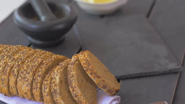 La mano toma una rebanada de pan integral — Vídeos de Stock