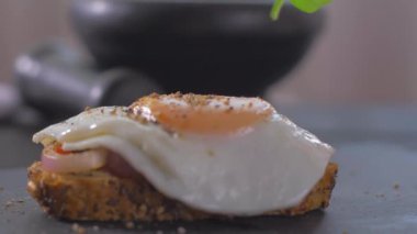 Yumurta ile sandviç üzerine fesleğen yerleştirin