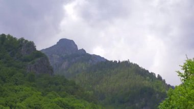 Rila dağının zaman atlamalı- Bulgaristan doğada. Bulutlar hızlı hareket