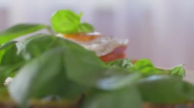 Lezzetli bir yumurta sandviç bir daire içinde döner. Yemeğinizin tadını çıkarın