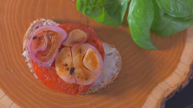 Bir sandviçin üzerine yumurta koy. Iştah açıcı 