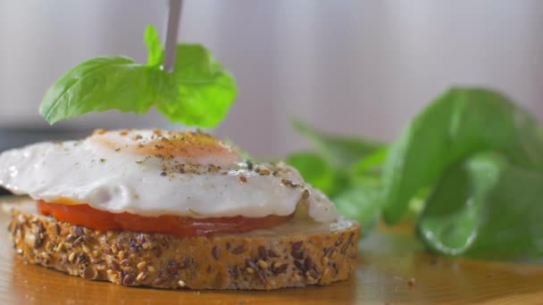 Coloque la albahaca en el sándwich con huevo — Vídeo de stock