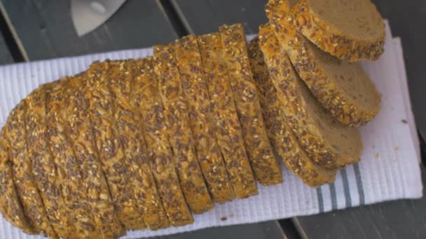 Вкусный цельнозерновой хлеб на черном фоне — стоковое видео