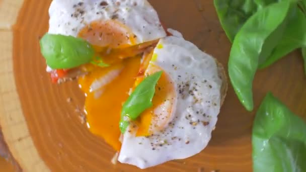 用鸡蛋切成片的三明治。蛋黄流动 — 图库视频影像