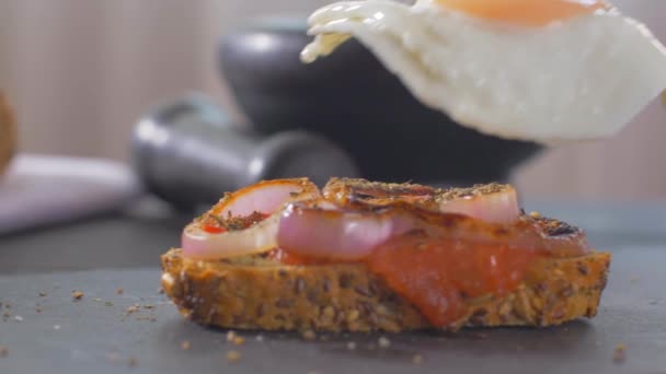 Leg een ei op een broodje. Smakelijk — Stockvideo