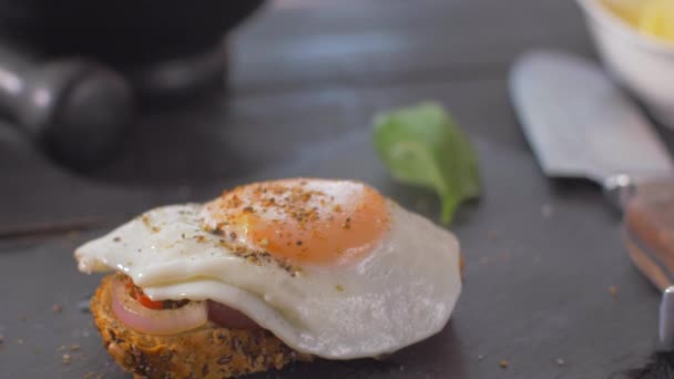 Lezzetli yumurtalı sandviç. Yemeğinizin tadını çıkarın — Stok video