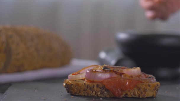 Strooi sandwich met droge specerijen — Stockvideo