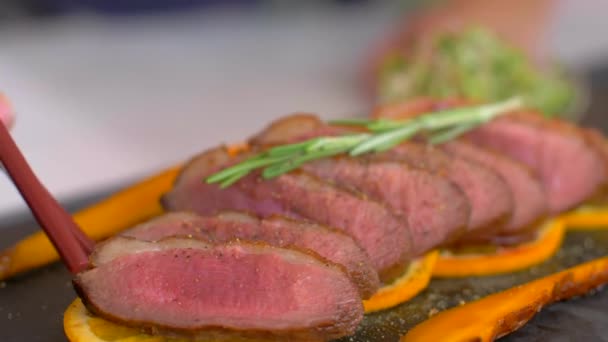 Tomando um pedaço de carne de pato com paus para comer — Vídeo de Stock