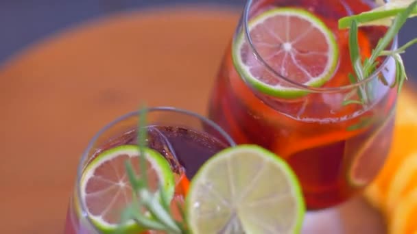 Erfrischender Sangria-Cocktail mit Obst und Eis