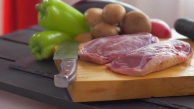 Ahşap bir tahta ve sebze çeşitli çiğ ördek göğüsler