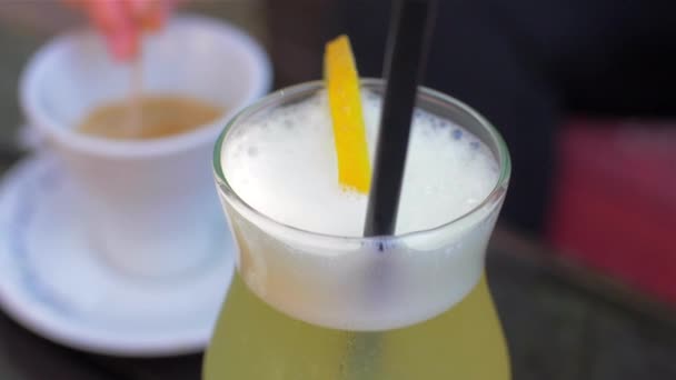 Erfrischende hausgemachte Limonade und Espresso — Stockvideo