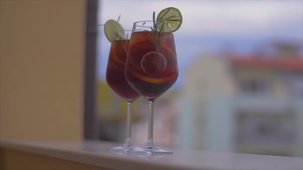 Čas na přestávku. Osvěžující koktejl Sangria s ovocem a ledem — Stock video