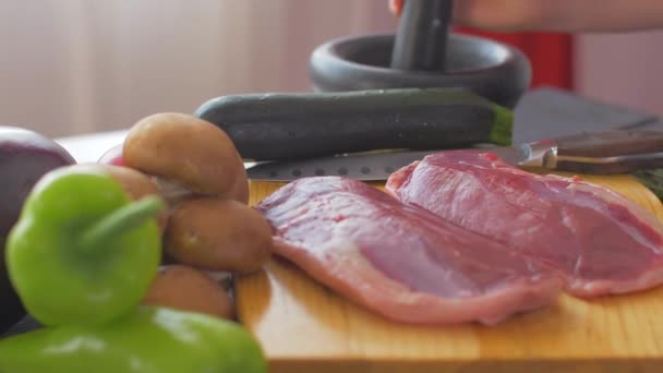 Poitrines de canard crues sur une planche de bois et une variété de légumes — Video